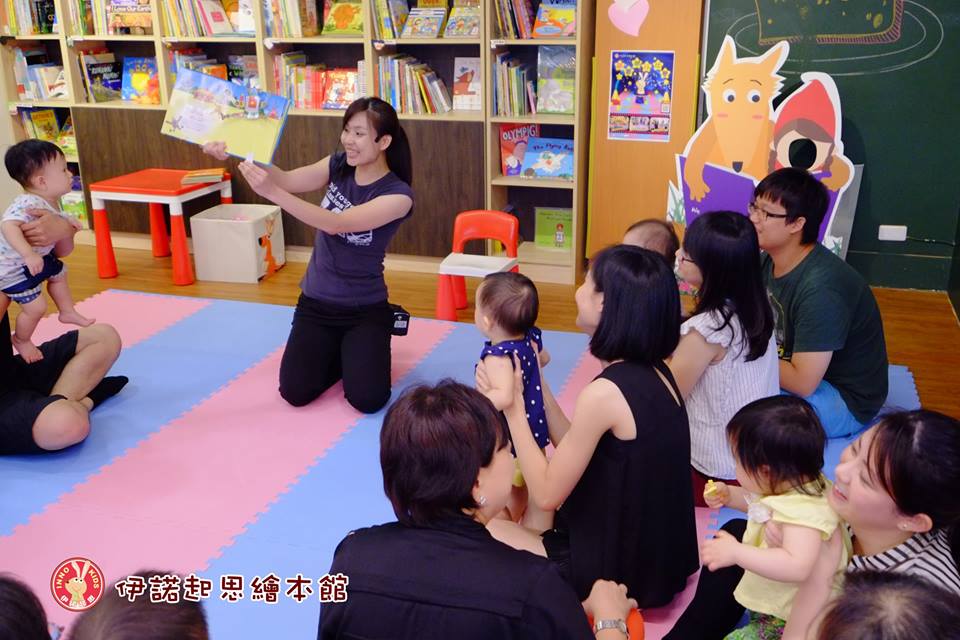 律動+寶寶爬行+輕鬆的故事時間,2018爬行比賽,歡迎來台中伊諾起思繪本館體驗爬行+親子共讀的美好。 圖3:親子共讀英文繪本舒緩心情