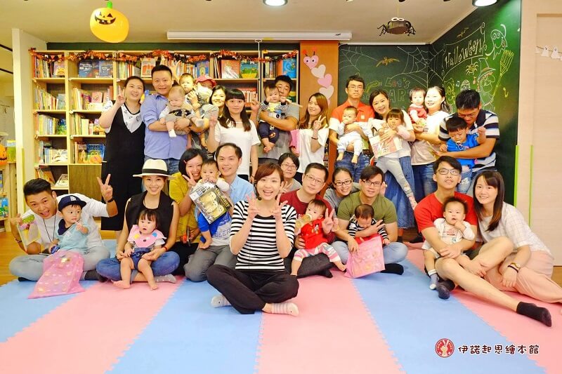 爬行比賽合照,2018台中精緻優質寶寶爬行比賽,快來報名參加,限定10組。 圖4:嬰兒爬行比賽頒獎